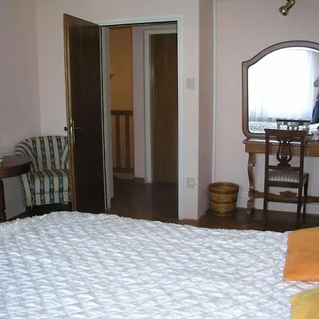 Elegant In With Private Pool Ližnjan