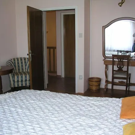 Elegant In With Private Pool Ližnjan